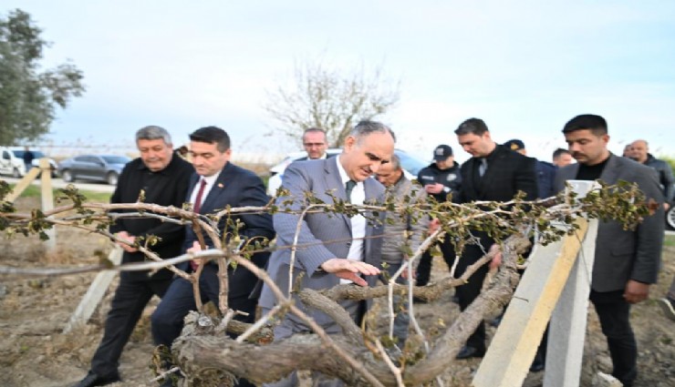 Manisa Valisi çiftçilerle hasar tespiti yaptı