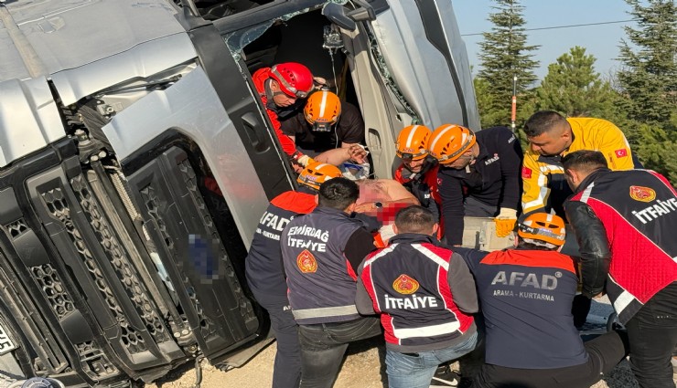 Vestel'in beyaz eşya yüklü tırı devrildi: 2 yaralı