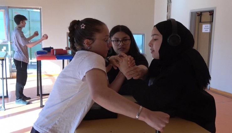 Baba ve kızının bileği bükülmüyor