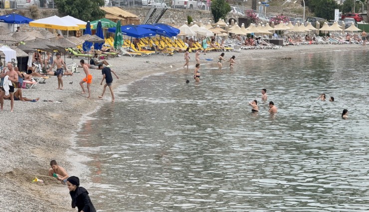 Bodrum'da havaların ısınmasıyla vatandaşlar denize akın etti