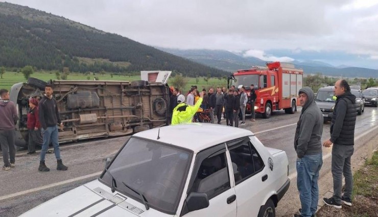 Denizli'de otomobil ve minibüs çarpıştı: 1’i ağır 13 yaralı