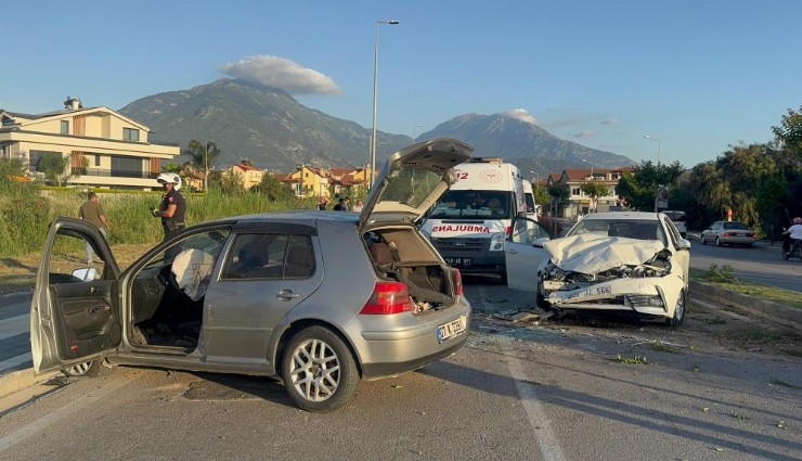 Fethiye’de feci kaza: Karşı şeride geçen otomobil can aldı