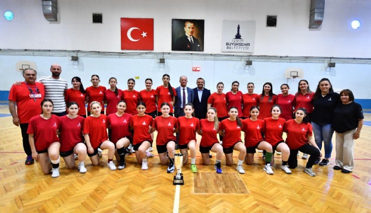 İzmir Büyükşehir Belediyesi Spor Kulübü hentbol takımlarıyla parlıyor
