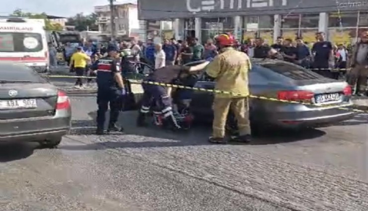 İzmir'de otomobile silahlı saldırı: Aynı aileden 3 kişi öldü