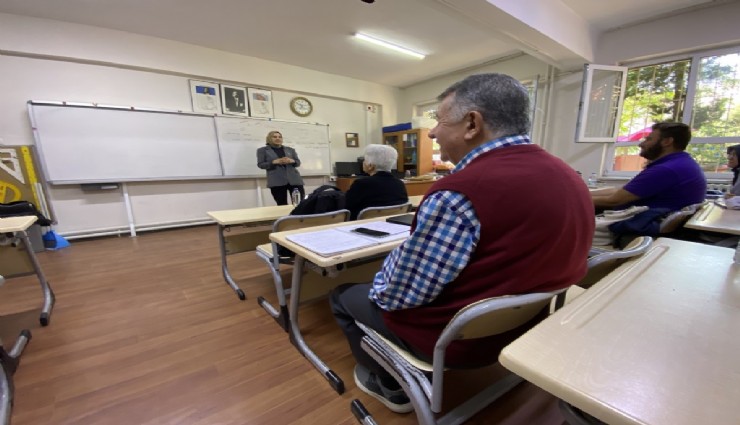 İzmir'de yaşayan 71 yaşındaki Haluk Dede torunu için Almanca öğreniyor