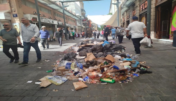 İzmir'in merkezinde çöp dağları oluştu