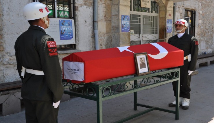 İzmirli emekli Başçavuş, askeri törenle gözyaşları eşliğinde son yolculuğuna uğurlandı