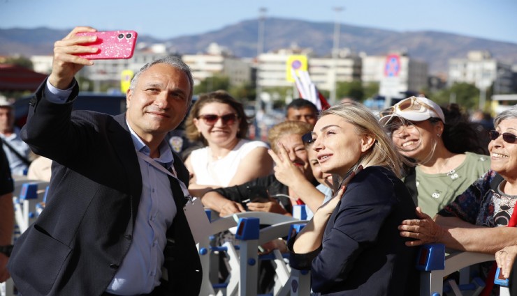 İzmirliler Dilek İmamoğlu’nu bağrına bastı