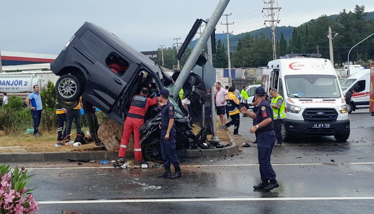 Muğla'da feci kaza: Araç direğe çarpıp havada asılı kaldı