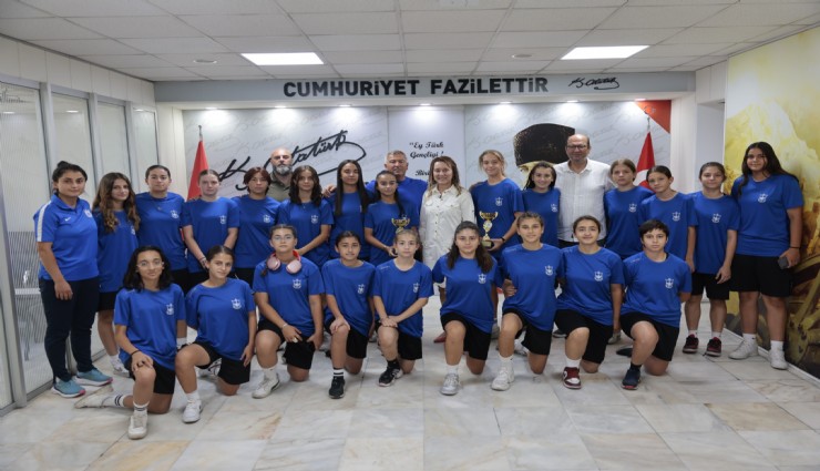 Başkan Mutlu şampiyon kızları ağırladı: Sizinle gurur duyuyoruz