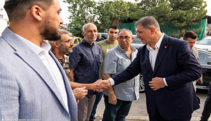 Başkan Tugay vatandaşlarla bayramlaştı