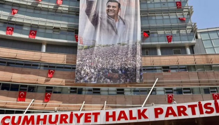CHP Genel Merkezi binasına Ferdi Zeyrek’in fotoğrafı asıldı