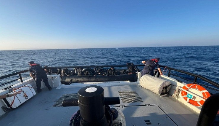 Foça'da lastik botta 41 göçmen kurtarıldı