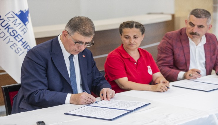 İzmir'de günlerdir beklenen görüntü: İZELMAN işçilerini kapsayan TİS'te imzalar atıldı