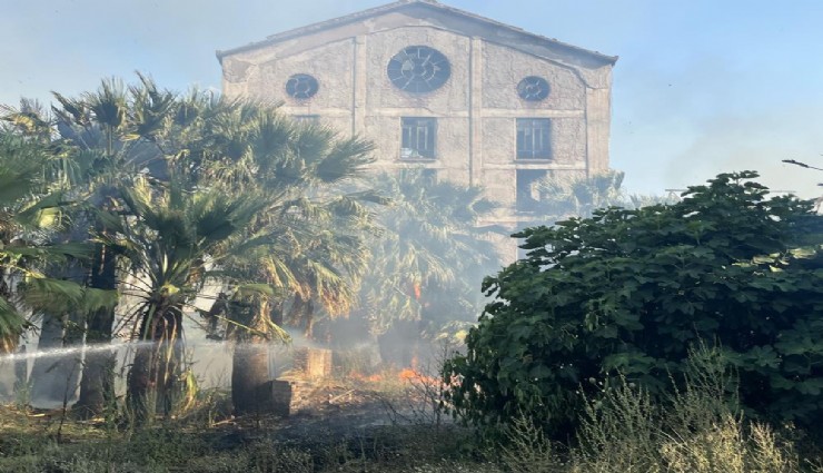 İzmir’in merkezinde yangın: Tarihi Elektrik Fabrikası’nın bulunduğu alanda çıkan yangın mahalleye sıçradı