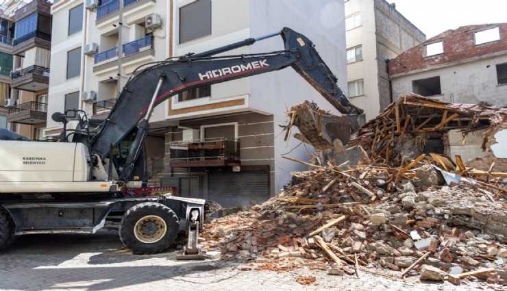 Karşıyaka’da metruk ve riskli binalar tek tek yıkılıyor