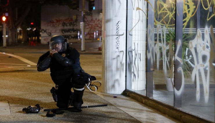 Los Angeles sokakları alev alev: 100'den fazla kişi gözaltına alındı