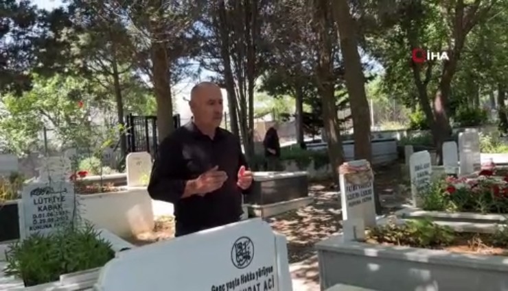 Oğlunun mezarını ziyaret eden Özer Aci: 