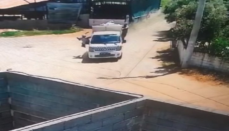 Temizlik işçisi araçtan düştü, başını çarptı: Durumu ağır