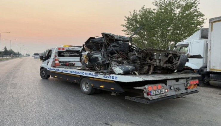 Uşak’ta otomobil park halindeki kamyona çarptı: 1 kişi hayatını kaybetti