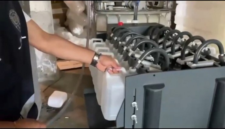 Yakalanmasalar aralarında İzmir’in de bulunduğu 8 ilde 4 ton sahte alkolle binlerce kişiyi zehirleyeceklerdi