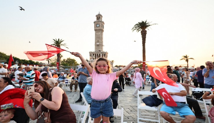 15 Temmuz Demokrasi ve Milli Birlik Günü'nde binlerce İzmirli şehitleri andı