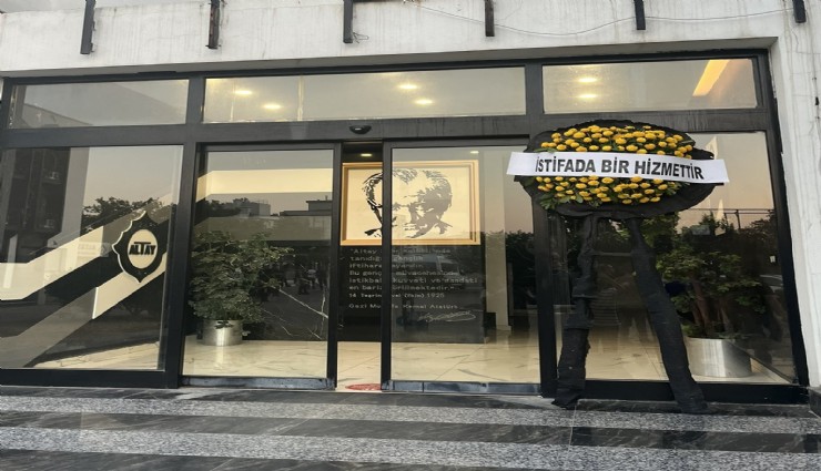 Altay taraftarından siyah çelenk protestosu