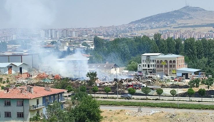 Ankara'da otluk alanda çıkan yangın fayans deposunu küle çevirdi