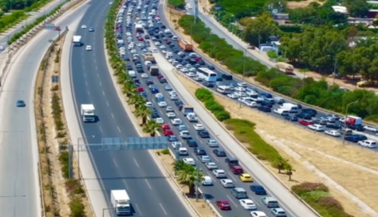 Çeşme'ye gidecekler dikkat: Otoban kilitlendi