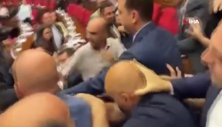 Ermenistan Parlamentosu’nda yumruklu kavga