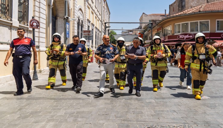 İzmir İtfaiyesi yangınlara dikkat çekmek için sokağa indi