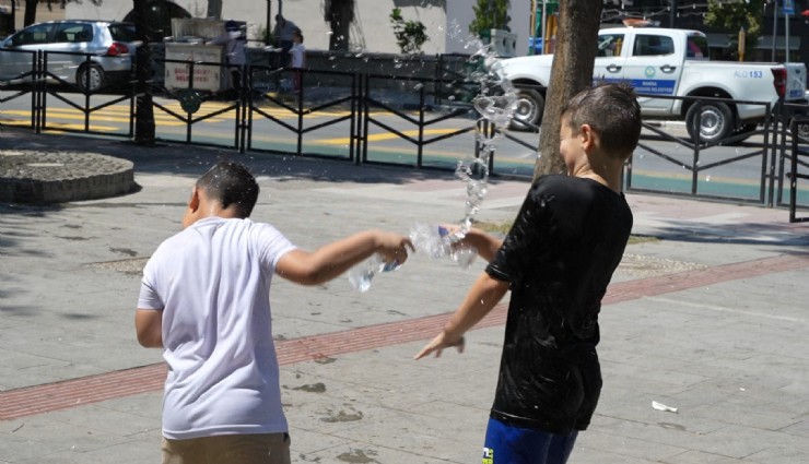 Manisa kavurucu sıcaklara teslim oldu: Hissedilen 47 dereceyi gördü