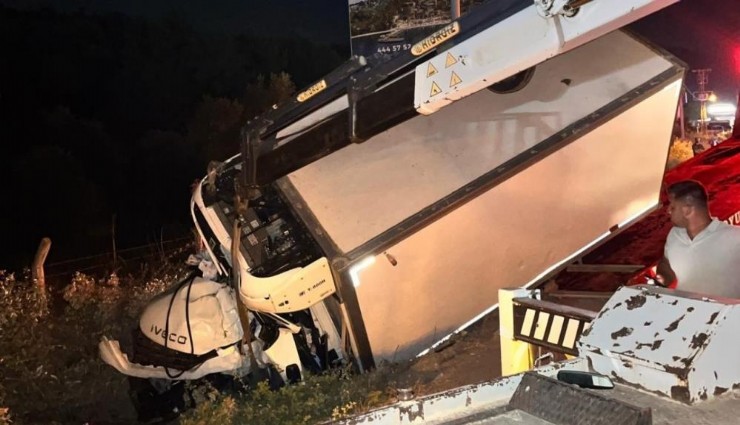 Milas'ta kamyon devrildi: 1 can kaybı, 1 ağır yaralı