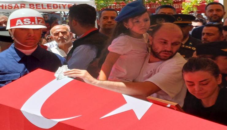Şehit Astsubay Fikret Mangura’ya son veda: Kızı Deniz’in tabuta bakışı yürekleri dağladı
