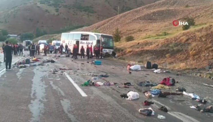 Sivas'tan İzmir'e gelen yolcu otobüsü dağ yamacına çarptı: 4 kişi hayatını kaybetti, 33 kişi yaralandı