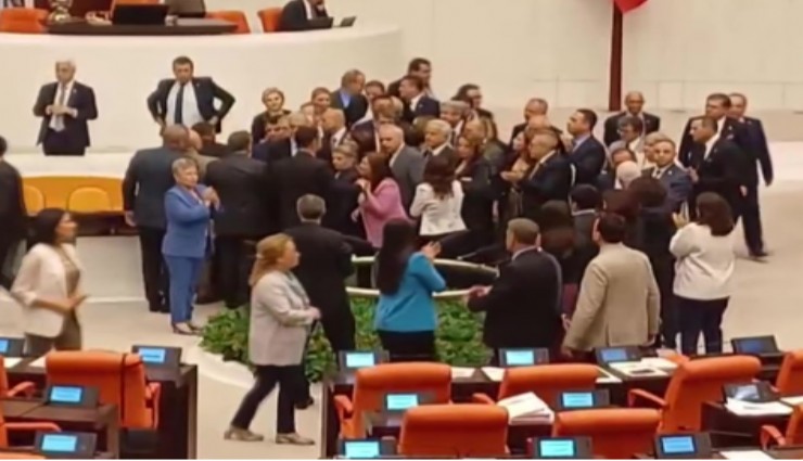TBMM'de belediye başkanlarının tutuklanmasına protesto: CHP'liler kürsüye yürüdü