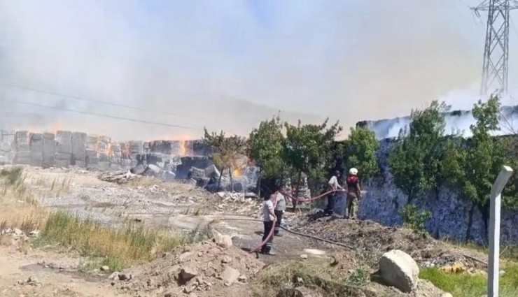 Torbalı'da kağıt fabrikasındaki yangına müdahale sürüyor