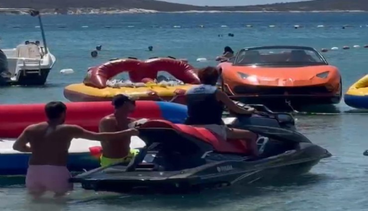 Ünlü sanatçı Çeşme'de görüntülendi: Yıldız Tilbe'nin jetski keyfi