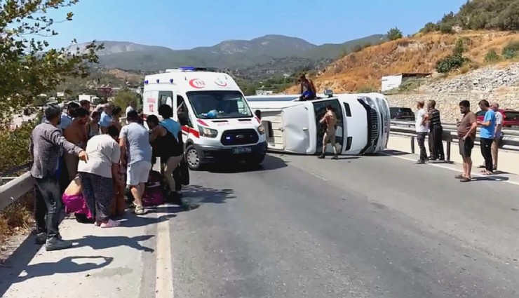 Aydın'da turistleri taşıyan midibüs devrildi: 7 yaralı