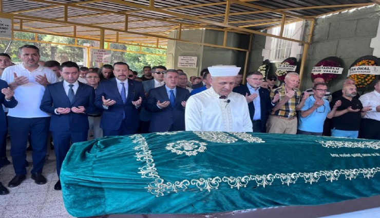 Balıkesir'de depremde hayatını kaybeden vatandaş İzmir'de toprağa verildi