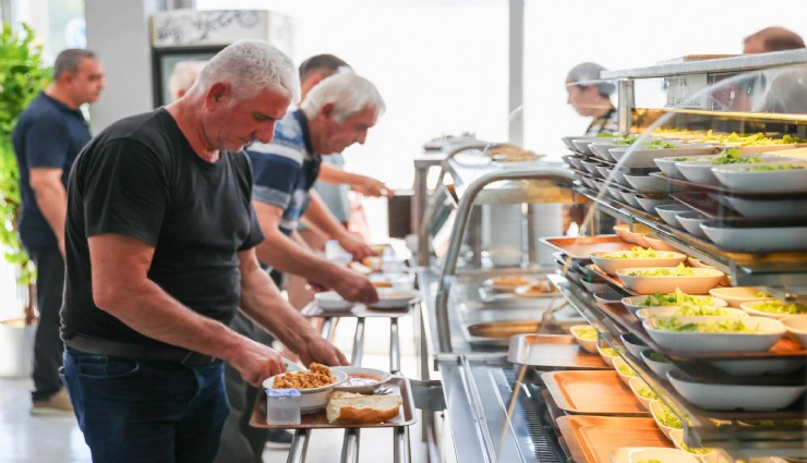Buca'da Kent Lokantası vatandaşa can suyu oldu: Bir ekmek 15 lira, Buca’da 4 çeşit yemek 50 lira
