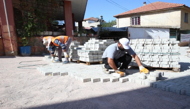 Çiğli’de yol ve park yenileme çalışmaları hızla sürüyor