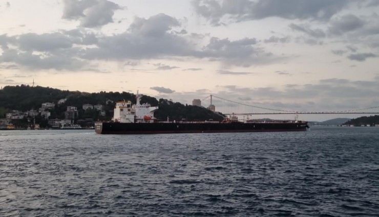 İstanbul Boğazı’nda hareketli saatler: Trafiğe kapatıldı