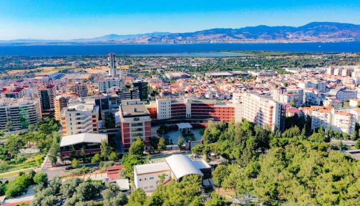 İzmir Ekonomi Üniversitesi mezunları tüm dünyada başarılarını duyuruyor