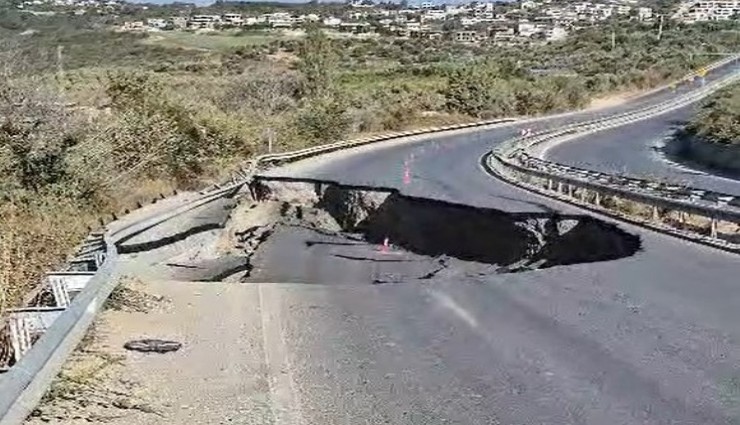 Kazı çalışması faciaya davete çıkardı: Söke-Kuşadası Karayolu'nda yol çöktü