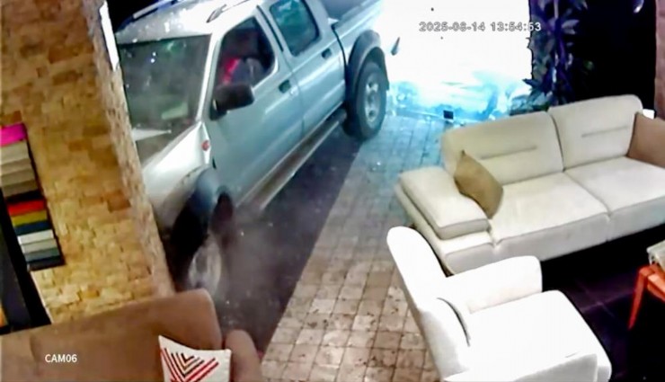 Manisa’da tansiyonu düşen sürücü mağazaya daldı: Girişte kimsenin olmaması faciayı önledi
