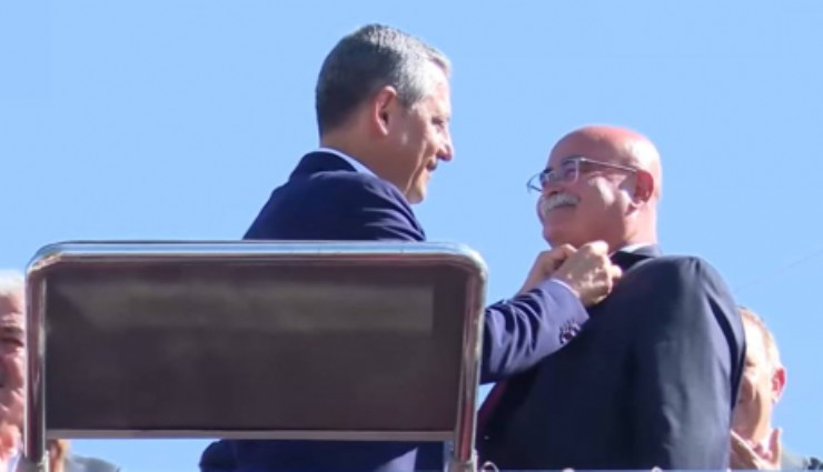 Özgür Özel duyurdu: 'Bugün fiilen bir belediyeyi CHP'ye katıyoruz'
