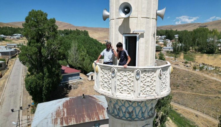 Van’da şebeke çilesi: Cep telefonu çekmeyince minareye çıkıyorlar