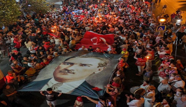 Aydın’ın kurtuluş coşkusu: Binlerce kişi fener alayında buluştu