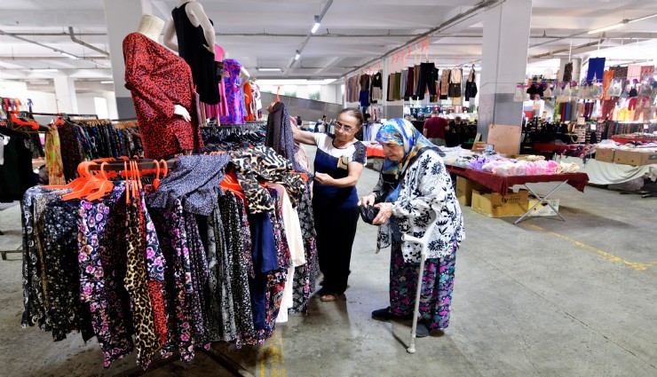 Bornova’da Kıyafet Pazarı büyük ilgi görüyor